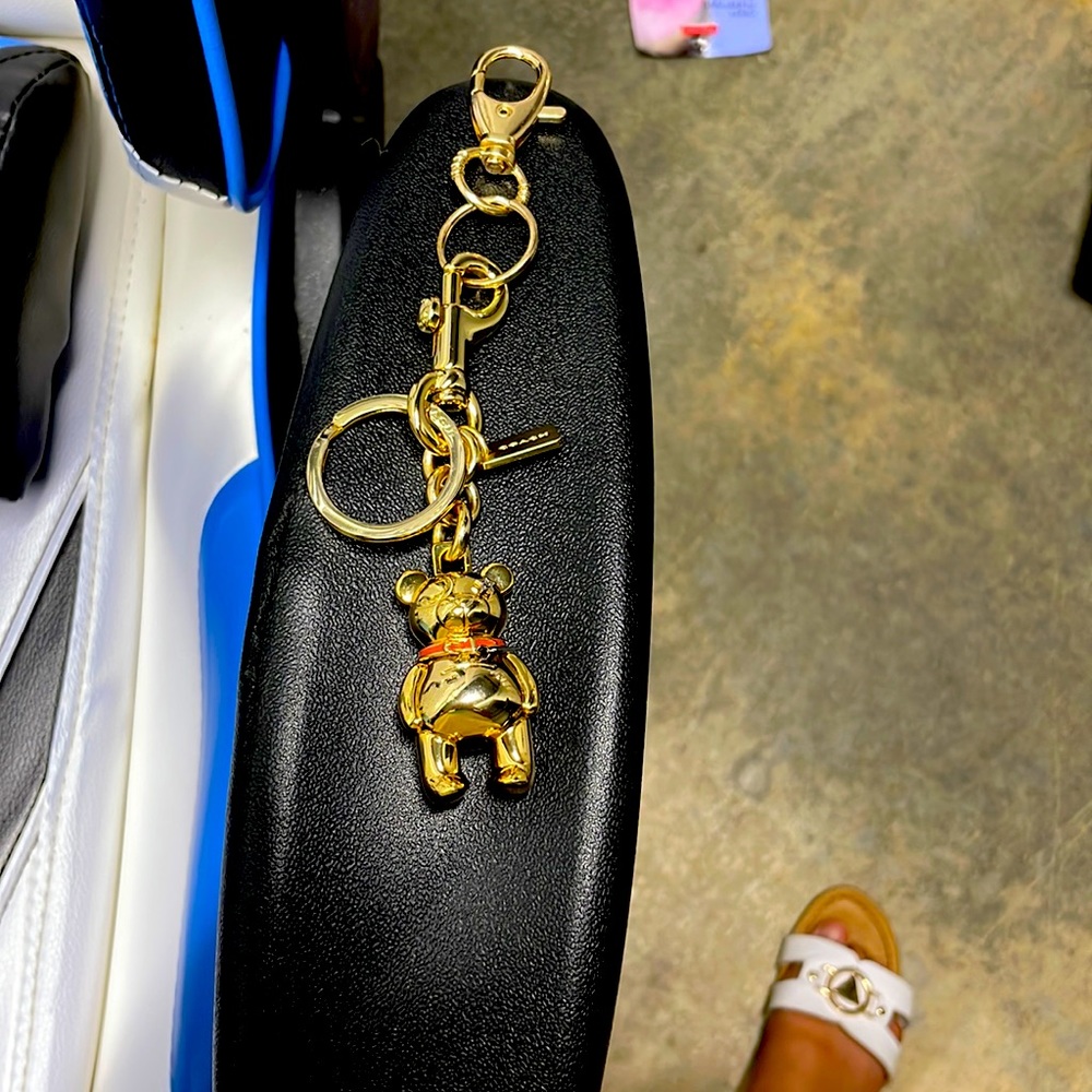 Coach
Gold Bear Key Chain Hook
4.5"L x 1"W x 1.25"H